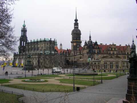 Theaterplatz mit Hofkirche in
Dresden