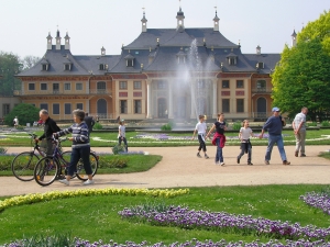 Besucher im Schlosspark Pillnitz bei Dresden